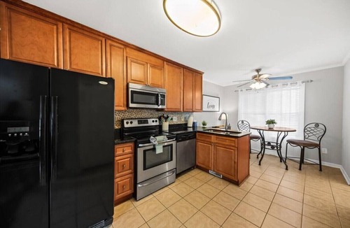 Mount Pleasant House | Dog-Friendly Townhome · 12 Min to Beach & Downtown CHS