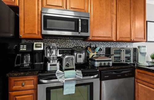 Mount Pleasant House | Dog-Friendly Townhome · 12 Min to Beach & Downtown CHS