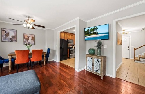 Mount Pleasant House | Dog-Friendly Townhome · 12 Min to Beach & Downtown CHS