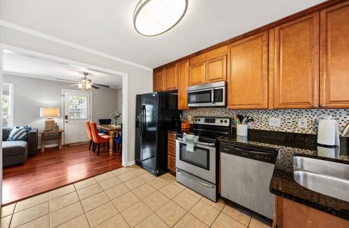 Mount Pleasant House | Dog-Friendly Townhome · 12 Min to Beach & Downtown CHS
