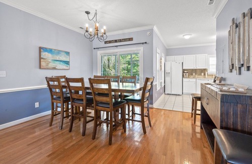 Crescent Beach House | Dog Friendly Luxe home/close to beach & Main Street-relaxing porches & yard