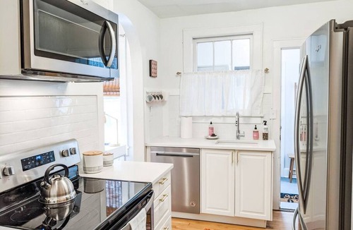 Shandon Apartment | Downstairs Monroe · Shandon Peach Pad, 2 BR Apt w/King Beds Downtown