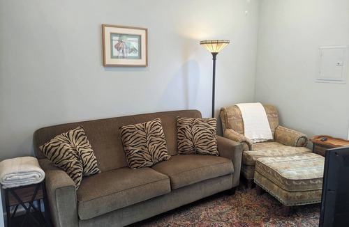 Historic District Apartment | Downtown Gem