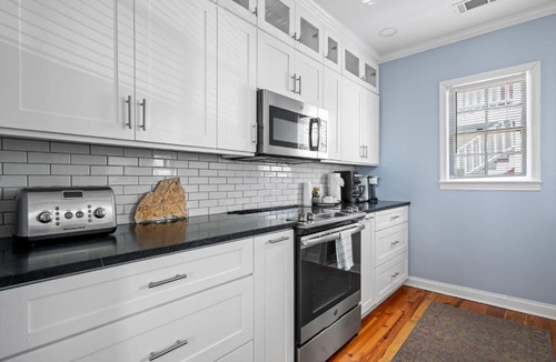 Downtown Charleston House | Downtown Grill Sleeps 6 Steps from King St