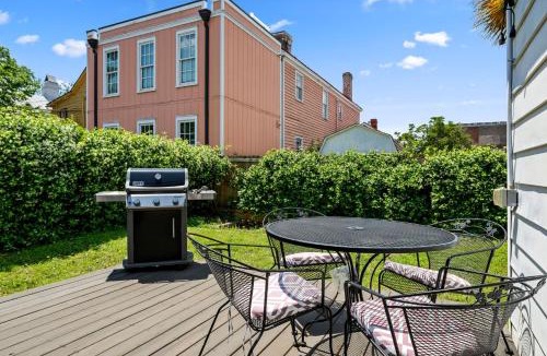 Downtown Charleston House | Downtown Grill Sleeps 6 Steps from King St