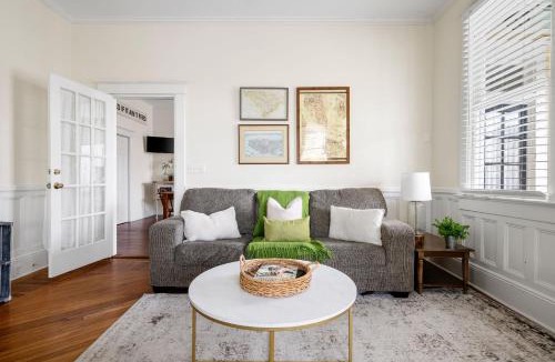 Cannonborough Elliotborough Apartment | Downtown Historic Home Steps to King St