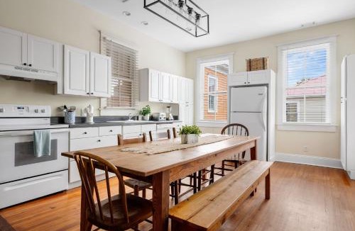 Cannonborough Elliotborough Apartment | Downtown Historic Home Steps to King St