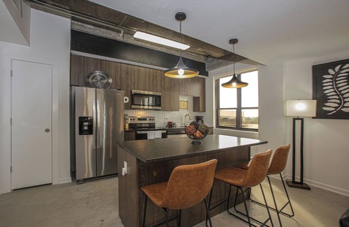 Columbia Apartment | Downtown Modern Industrial Oasis