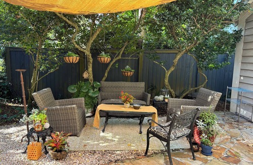 Harleston Village House | Downtown open space home with a patio garden for the month of August