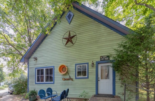 Pittsboro Bed & Breakfast | Eclectic & Spacious Guest Cottage (walk to downtown/pet friendly)