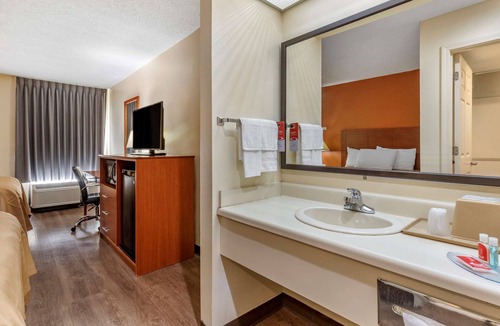 Russellville Hotel | Econo Lodge Saint Stephen