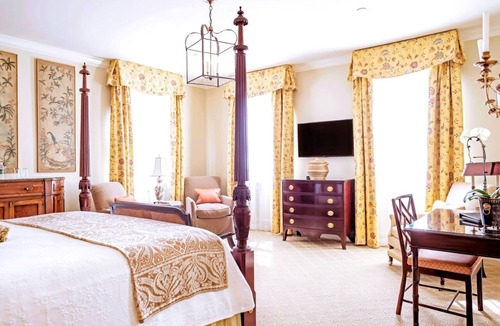 Charleston Historic District Hotel | Elegantly Appointed Stay Moments Away from Historic Charleston Wonders