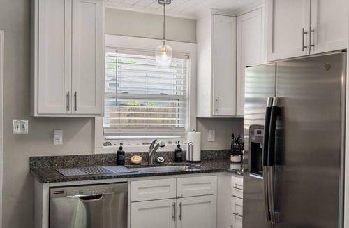 North Charleston Apartment | ELITE 2BR - ONLY 15m to Hospitals & Beaches - ONLY 10m to Airport - FREE Parking