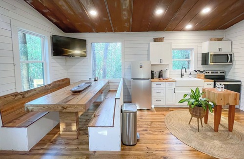 Marion Cabin | Enchanting Treehouse with Modern Amenities