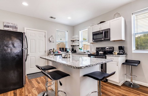 North Charleston House | Entire House; 20 min to Beaches, Downtown Charleston, 6 min to Airport, Outlets