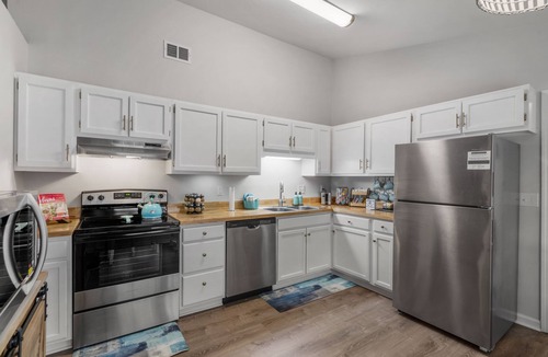 Summerville House | Entire Modern Home in Prime Dining & Shopping Area