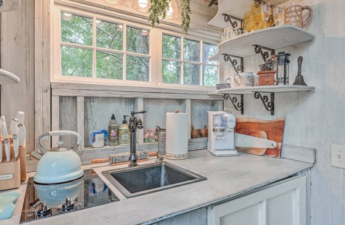 Wadmalaw Island Apartment | Escape to The Hummingbird Treehouse, a luxury retreat. Pet friendly