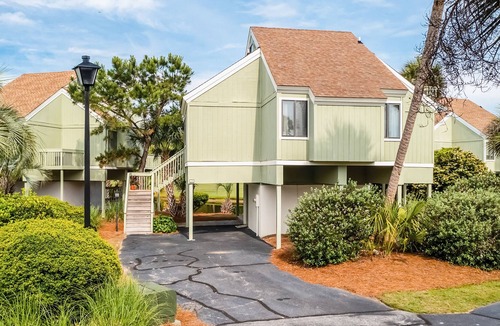 Sealoft Villas Villa | Fairway & lake-view villa with AC, decks, grill, on-site pools & golf