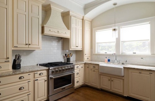 Old Irving Park House | Family & Group Retreat w/Hot Tub + Office Space Central GSO