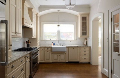Old Irving Park House | Family & Group Retreat w/Hot Tub + Office Space Central GSO