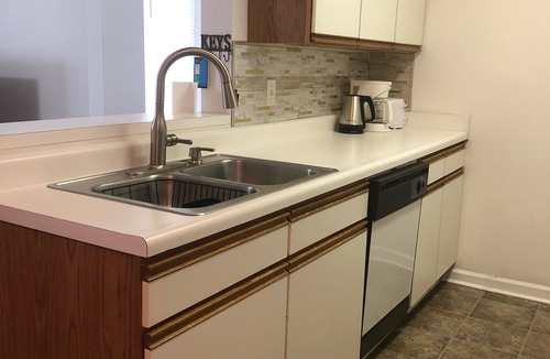 Garden City Condo | Family size condo- 7min to the Beach