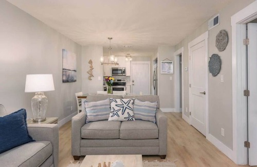 Folly Field Condo | Fiddler’s Cove 20I: Modern 2BR Condo with Pools, Tennis & Pickleball