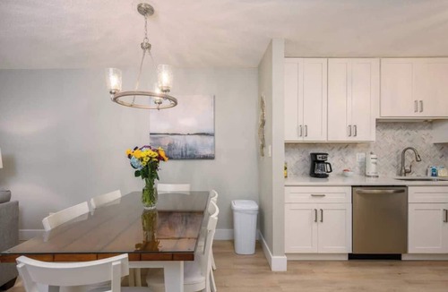 Folly Field Condo | Fiddler’s Cove 20I: Modern 2BR Condo with Pools, Tennis & Pickleball