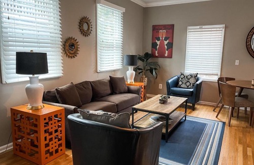Cannonborough Elliotborough House | First Floor 3BD/2BA Condo 6 Blocks From King St