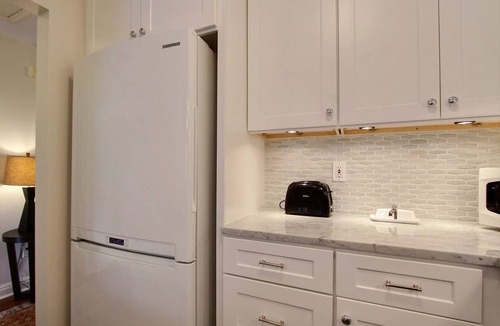 Metropolitan Apartment | Fountain View Cottage, Beautiful Savannah Home