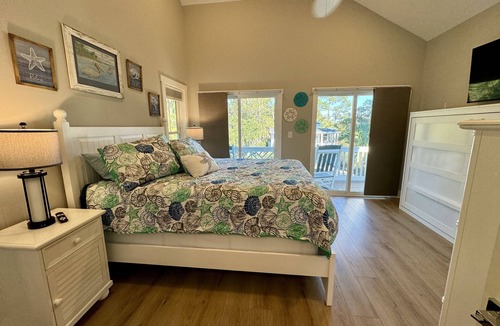 Bonito Boathouses House | FRIPP Island, on 17th green w/ Golf Cart, Bikes, Pingpong, beach gear!