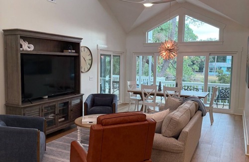 Deer Lake House | FRIPP ISLAND/Hot tub overlooking lake/Community Pool/6 Seater Golf Cart/Cards available-275 Deer Lake