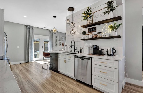 Bluffton House | Fully remodeled home + optional In-law apartment for large groups