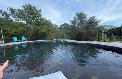 Blacksburg Cottage | Glamping, Goats & Pool Mountainside NEAR Va Tech, RU, AT & I81, pet friendly