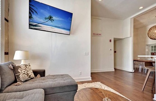 Downtown Charleston Apartment | Glitterati - Perfect for Bachelor & Bachelorettes!