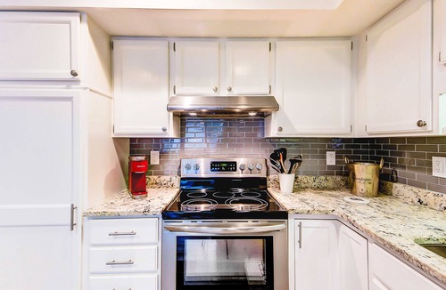 Spinnaker Beachhouses House | Golf-and-sea villa within walking distance of beach + resort amenities
