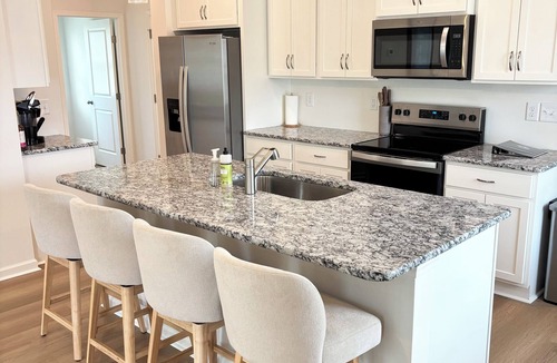 Shallotte House | Golf + Beach stay w/private putting green!