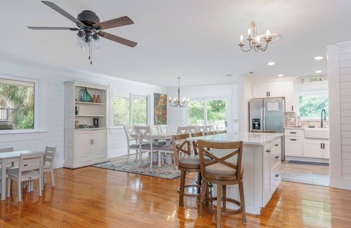 Saint Helena Island House | Golf cart, bikes, PING PONG, corn hole @ Big Kahuna, pets ok, across from beach