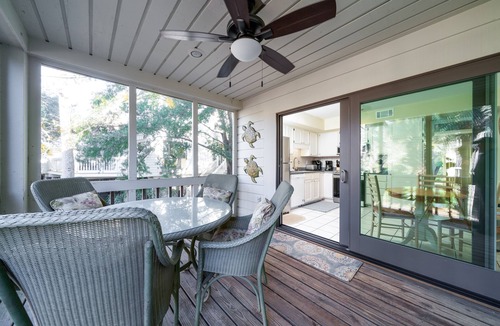Spinnaker Beachhouses Villa | Golf Views! Screened Porch! Close to Beach, Pools, Golf, Dining! Amenity access included! 2 Dogs!