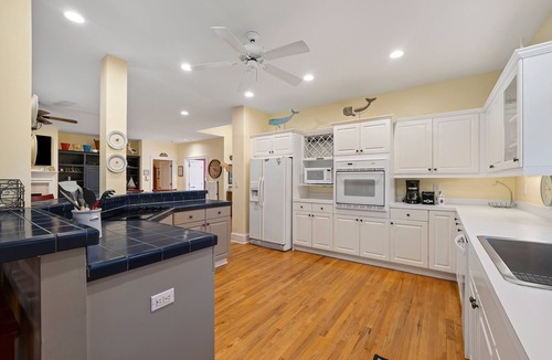 West Beach House | Great Family Friendly Home, Close to Beach!