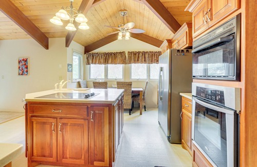 Siler City House | Great for Groups! Farmhouse in Jordan Lake Area