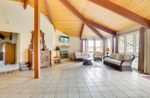 Siler City House | Great for Groups! Farmhouse in Jordan Lake Area