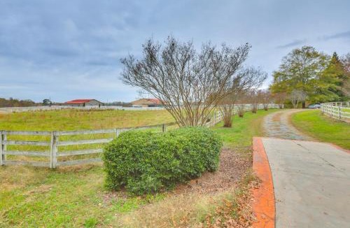 Siler City House | Great for Groups! Farmhouse in Jordan Lake Area