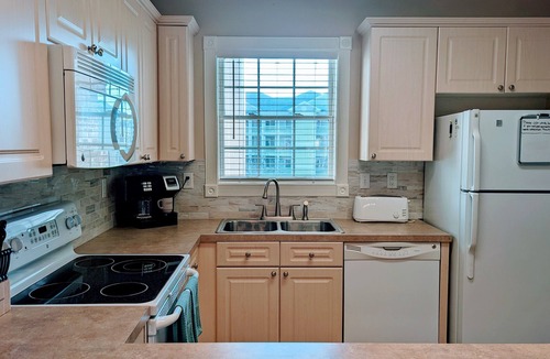 Central Myrtle Beach Condo | GReat Rates and PERFECT for couples/families/golfers. Central location to it all