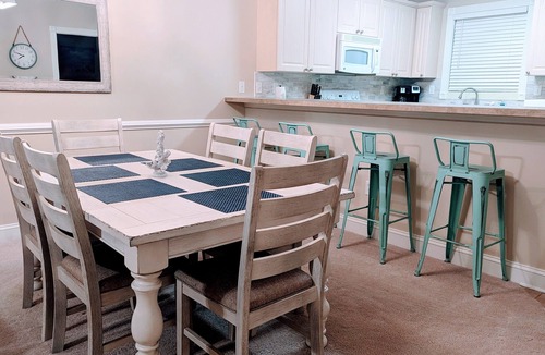 Central Myrtle Beach Condo | GReat Rates and PERFECT for couples/families/golfers. Central location to it all