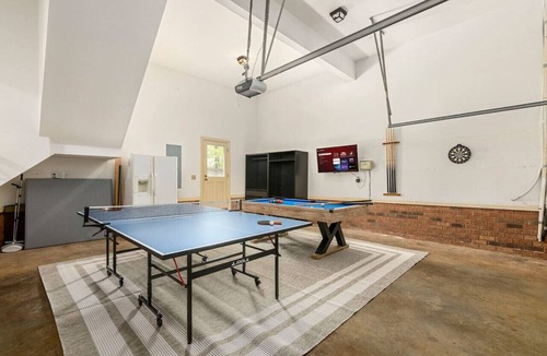 Greensboro House | Greensboro Manor with Hot Tub & Basketball Court