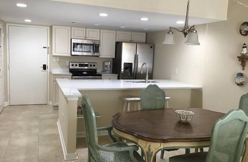 Harbour Town Condo | Harbour Town! This is a great location for your HHI stay!