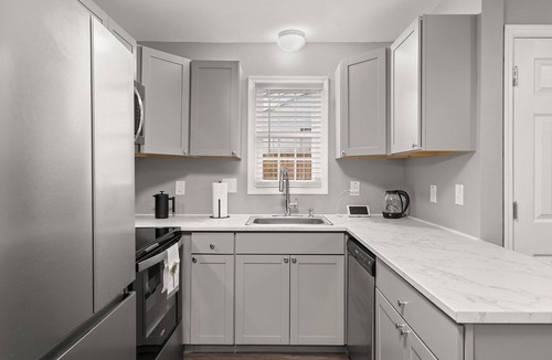 North-Central House | Heart of Dwntwn Charleston+Full Kitchen+Patio+W/D