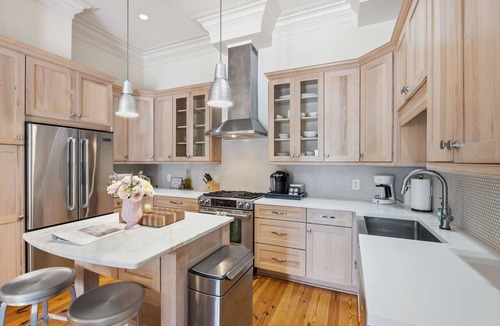 Harleston Village Apartment | Heart of King St · Charming Condo· Private Balcony