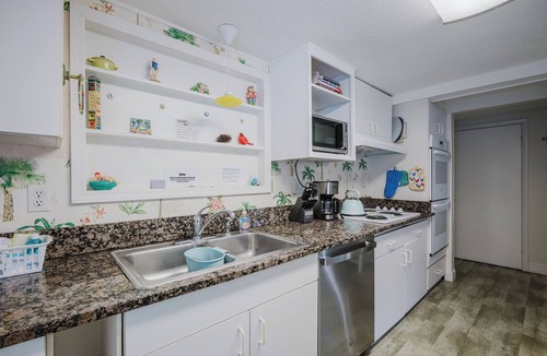 Folly Field Cottage | HHI COTTAGE 2 MIN WALK TO BEACH, 35' PRIVATE POOL, DOG FRIENDLY, ROOMY HOME