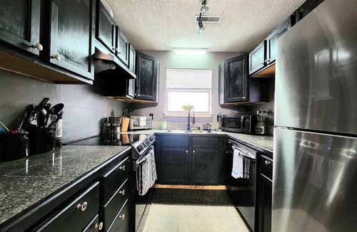 North Charleston House | 🦾HI-TEK MANOR 2🤖Central Location🗣️ Two 75in 4k LED TV'S🚀1GB internet🖥️
